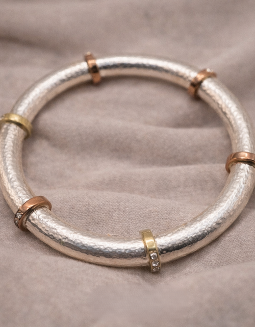 Load image into Gallery viewer, Pre-Owned Silpada Radiance Bangle Bracelet - Retired Design
