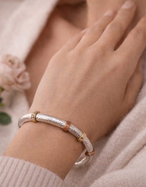 Load image into Gallery viewer, Pre-Owned Silpada Radiance Bangle Bracelet - Retired Design
